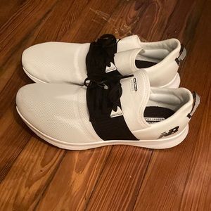 New balance women’s size 10 white mesh with black on top.  running shoes.